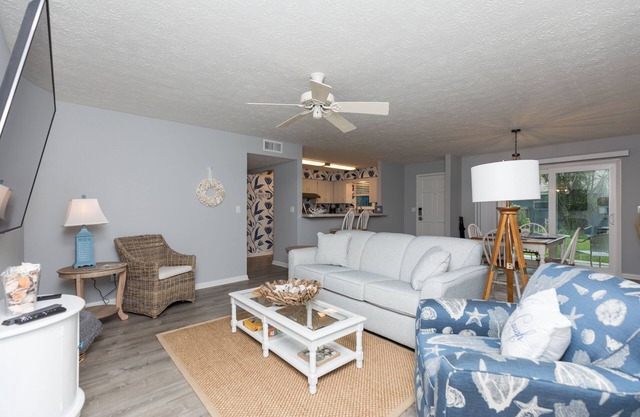 Cozy, ground floor apt 5 min walk to bch. PET friendly. FREE bottle of PROSECCO