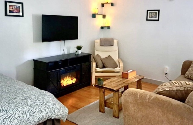 Cozy Guesthouse Close to Ski Hill, Nelson, and Ainsworth!