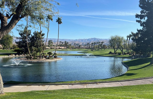 !Cozy guesthouse with queen bed, full bathroom & WiFi in charming Palm Desert!