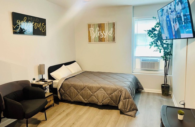 Cozy Hideaway Studio 12 minutes from ATL airport for your quick Getaway or more!