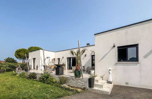 Cozy home in Saint-Césaire-de-Gauzi