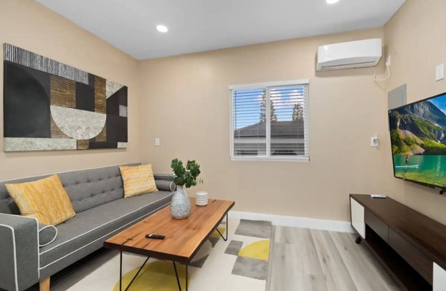 Cozy Home｜6 Min to Beach｜30 Days Minimum