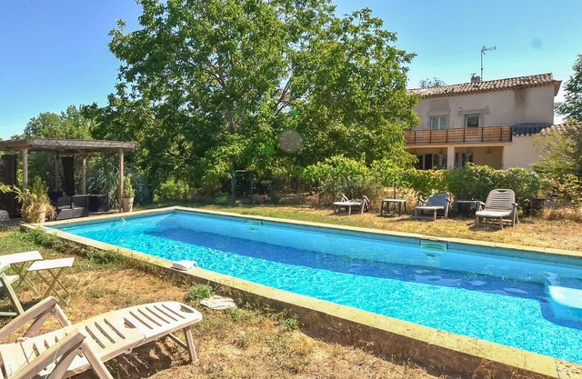 Cozy home in La Tour-d'Aigues with swimming pool