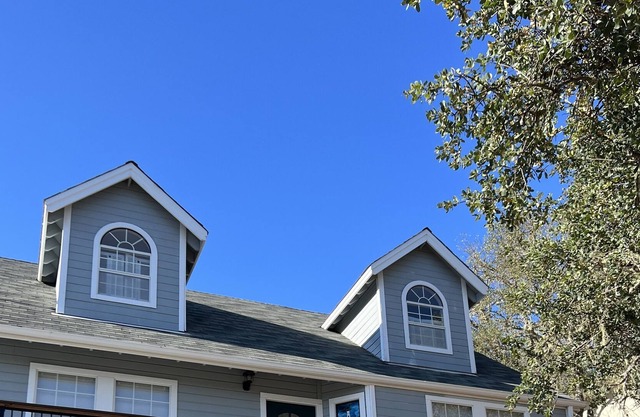Cozy home in the beautiful Oak Shores Community w/WiFi