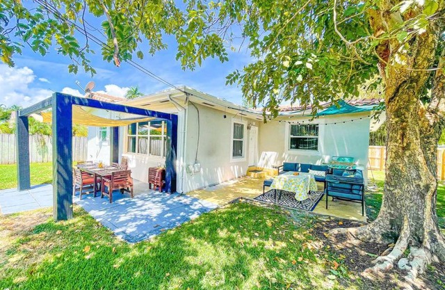 Cozy Home Located 5-Min From Beach with Outdoor-BBQ-Bikes
