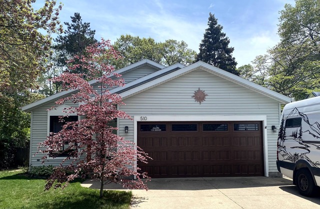 Cozy home, minutes from lakeshore!