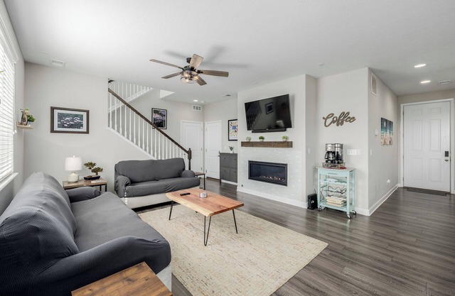 Cozy Home with Fireplace and Game Room 15-20 mins to Downtown