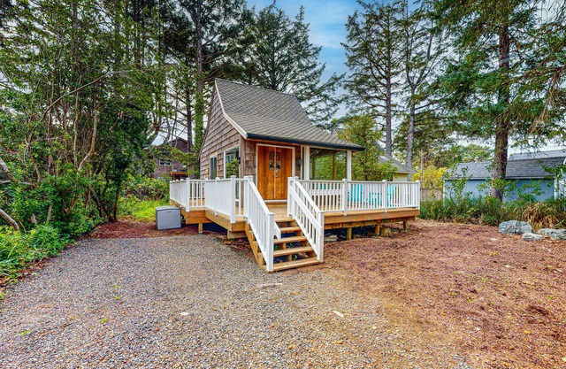 Cozy home with loft, steps to ocean, with workspace and streaming