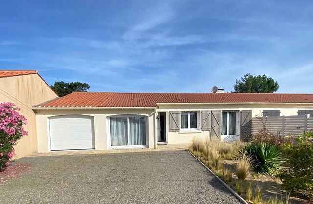 Cozy House Near Beach with Enclosed Garden, Terrace, and WiFi