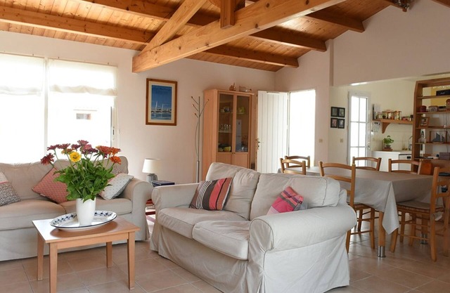 Cozy House in Ars-en-Ré - Near Port, Shaded Terrace, WiFi, Fireplace, and Modern Kitchen