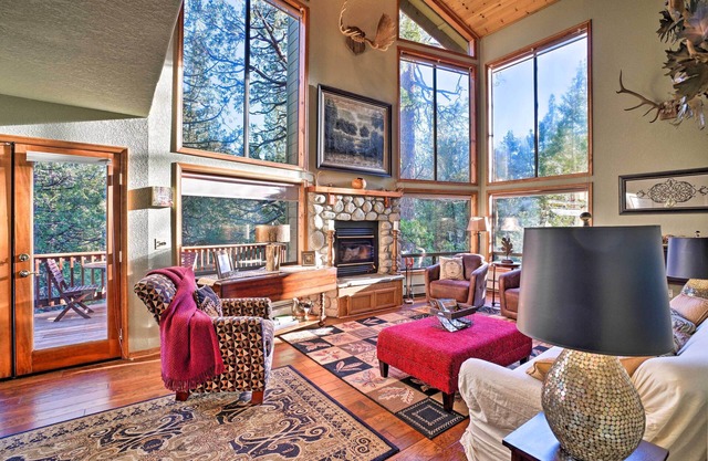 Cozy Idyllwild Cabin w/Decks - Steps from Hiking!