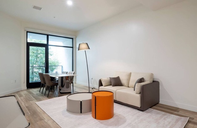 Cozy K-Town 1BR w/Balcony (ID109)