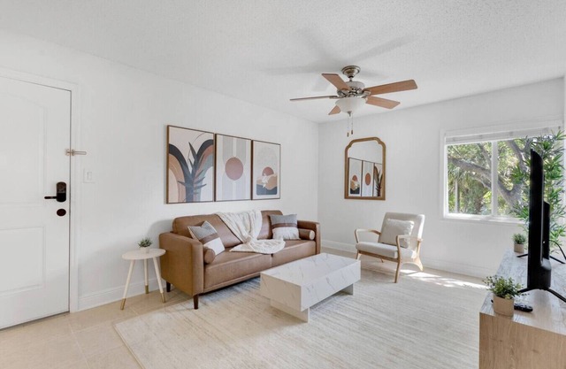 Cozy King suite Near Bayshore | Pool, Gym, & more!