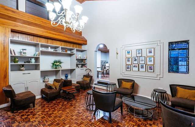 Cozy King Suite. Walking Distance to Mall & Green Spaces