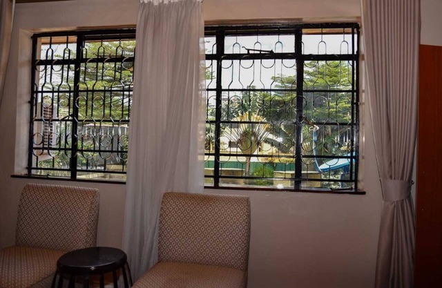 Cozy King Suite. Walking Distance to Mall & Green Spaces