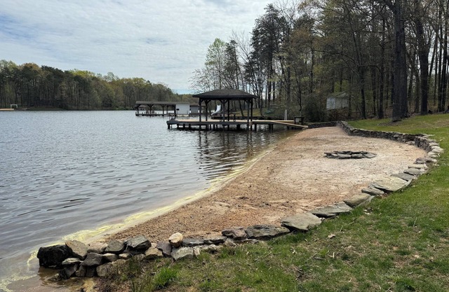 Cozy Lakefront House on Lake Anna public side!