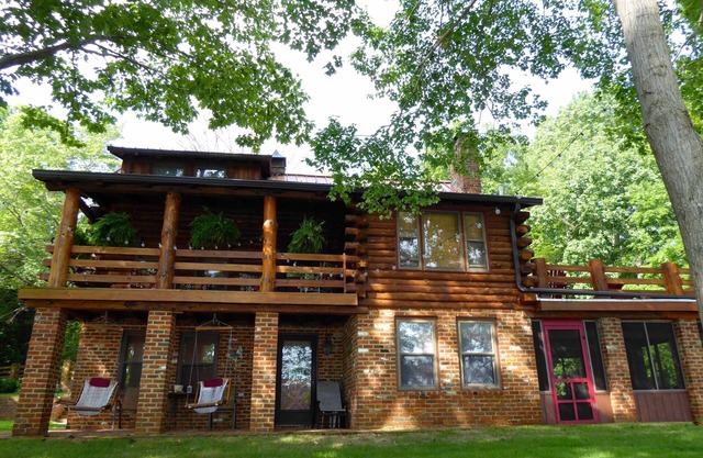 Cozy, Lakefront Log Cabin