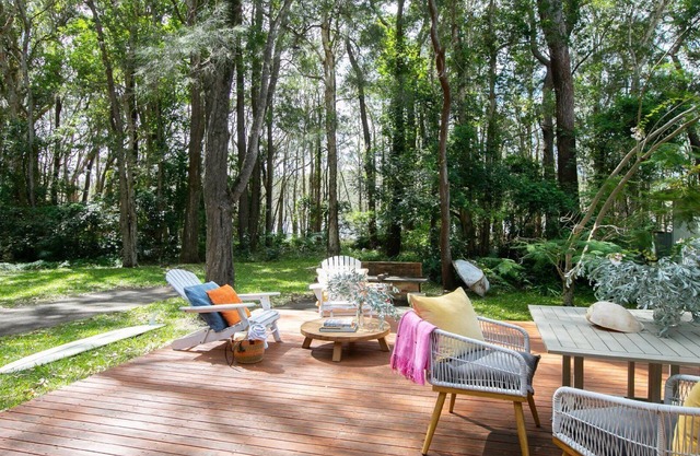 Cozy lakeside retreat just a short walk to beach