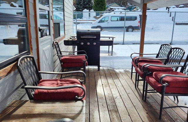 Cozy little cabin in the heart of Hells Canyon, with boat parking.
