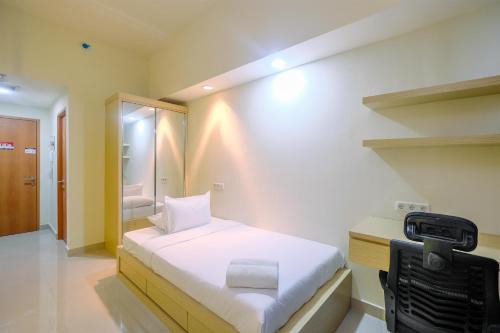 Cozy Living Studio Room at Evenciio Margonda Apartment By Travelio