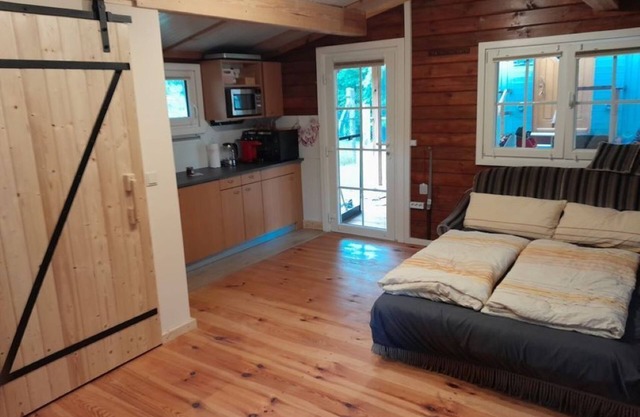 Cozy log cabin for 1-2 people in an absolutely quiet location with lake access.