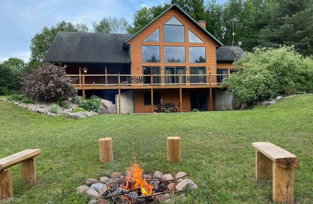 Cozy Log Cabin - Nature Escape - 5 acres