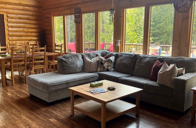 Cozy Log Cabin Retreat in the Heart of Tobermory