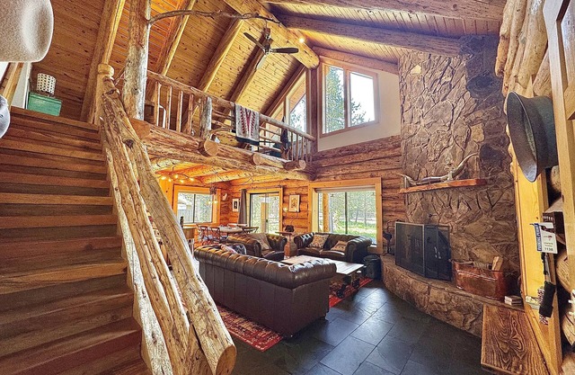 Cozy log cabin with wrap-around porch, Hot tub Loft space, Washer & Dryer