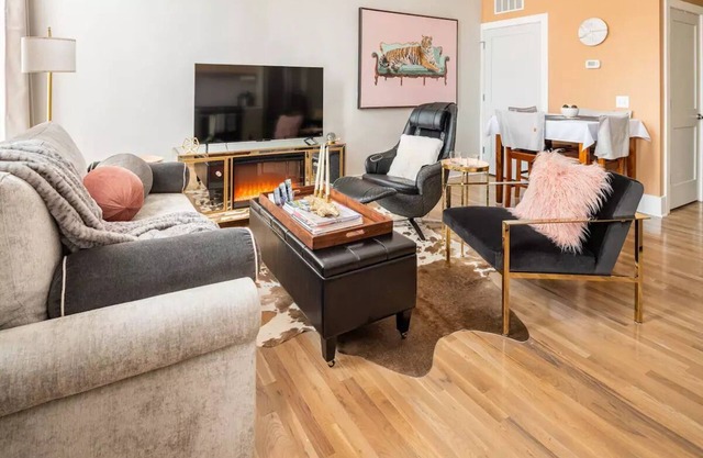 Cozy Luxe Loft w/Free Parking in Heart of City