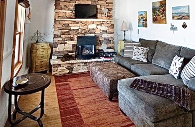 Cozy Main street cottage with fireplace, porch and full kitchen... dogs allowed!