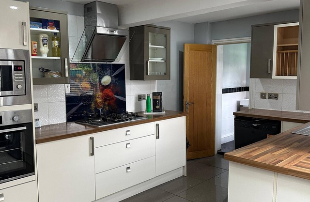 Cozy Manchester House - Stay with Host Onsite