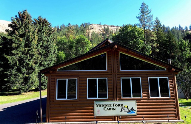 Cozy Middle Fork Cabin. n Across from Clearwater River