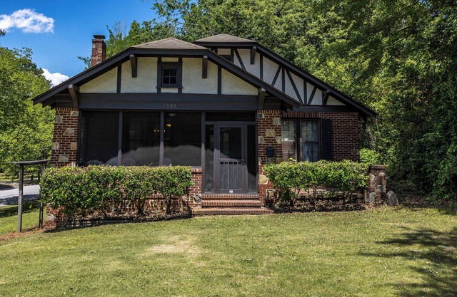 Cozy Midtown Bungalow near Ft. Benning