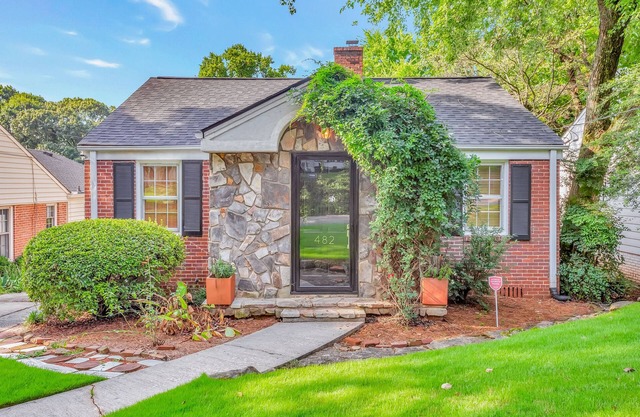 Cozy Midtown retreat with skyline views, private yard, deck, firepit, & W/D