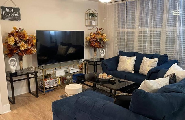 Cozy Modern 2 BD, 2 1/2 Bath townhome