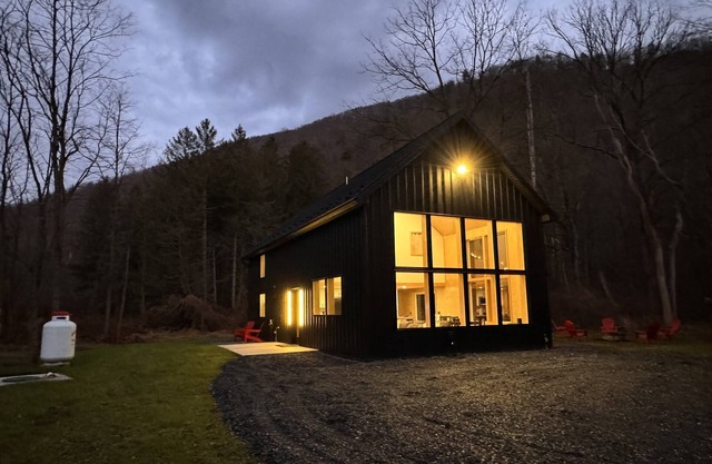 Cozy modern cabin in the woods. 5+ acres. 16 min's to Hyner. 1hr PSU. EV CHARGER
