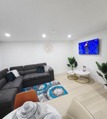Cozy Modern Spacious 2 Bedroom and full kitchen in Southwest Calgary