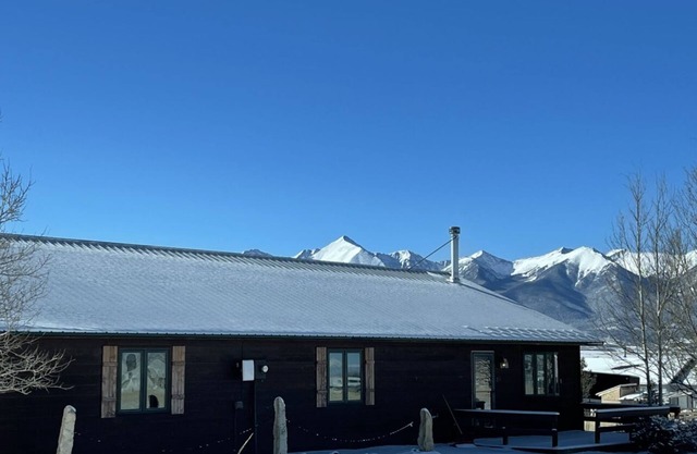 Cozy mountain retreat with magnificent views of the Sangre de Cristo mountains