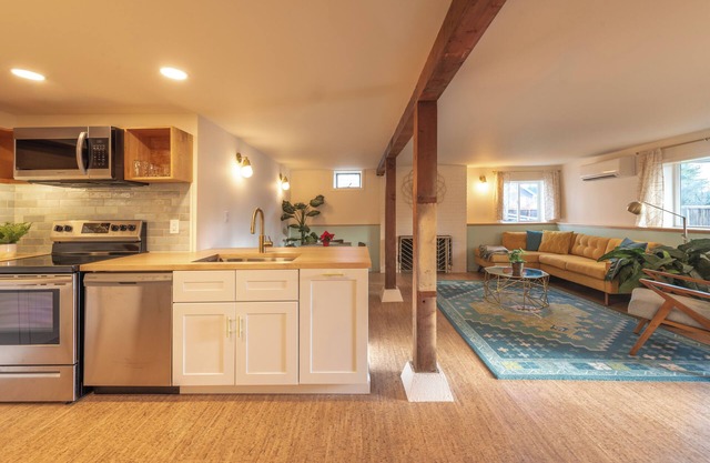 Cozy, Newly Remodeled Apartment near Othello Light Rail Station