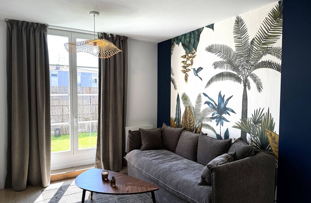 Cozy Niort Yellow Pink 2-room apartment with balcony
