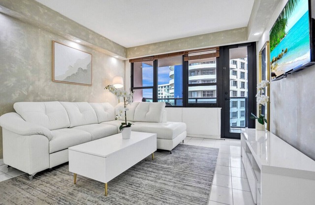 Cozy Ocean View Condo Beach Service 607