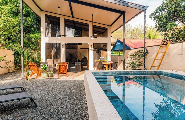Cozy one bedroom and loft walking distance to the beach villa
