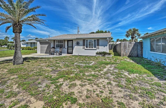 Cozy Ormond Beach Bungalow w/Yard: Walk to Shore!