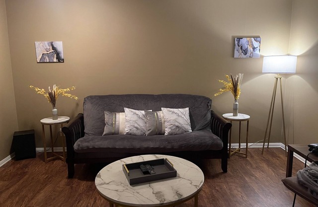Cozy/peaceful condo that’s centrally-located & only minutes to many attractions.