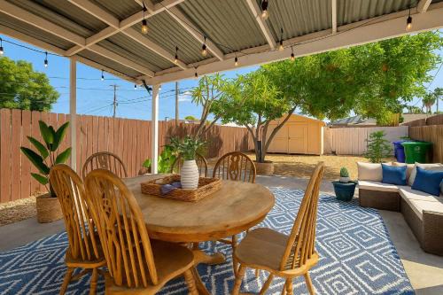 Cozy Pet Friendly Escape with Outdoor Dining
