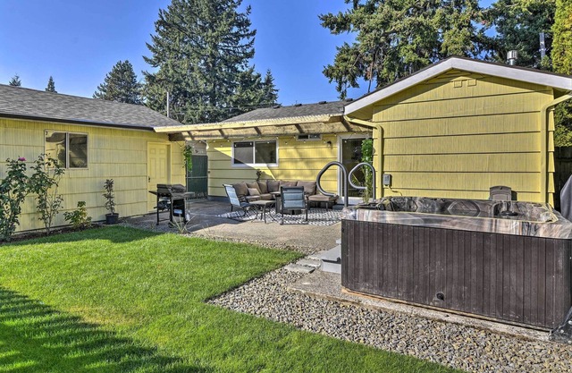 Cozy Portland Getaway w/ Private Hot Tub!