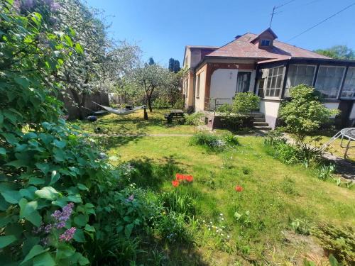 Cozy private house with a yard & parking
