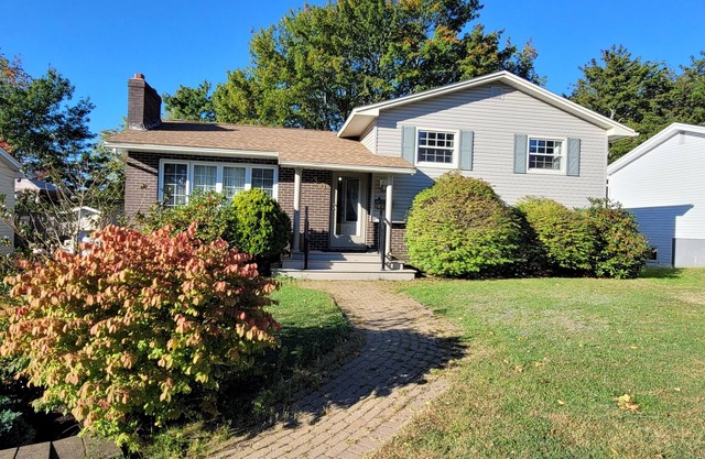 Cozy Private Room in Sackville, Close to Airport