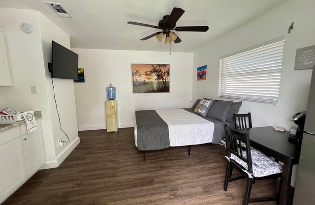 Cozy private studio with own fenced yard-3 miles from Beach