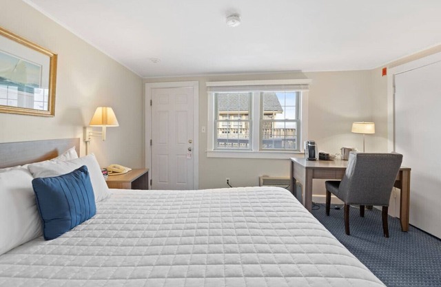 Cozy Queen Room w/Partial Ocean View (202)